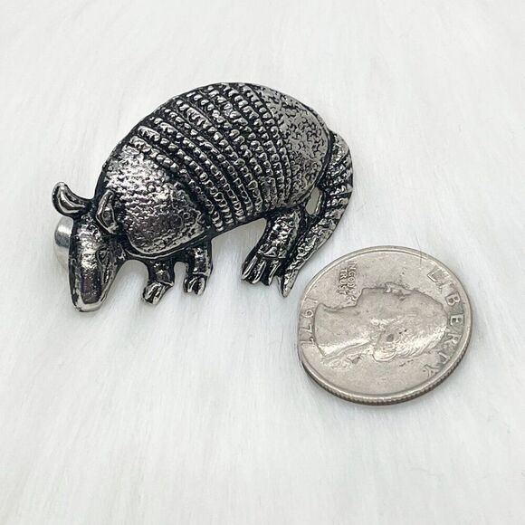 🔮 5/$25 Vintage Silver Tone Armadillo Pin - Picture 2 of 3